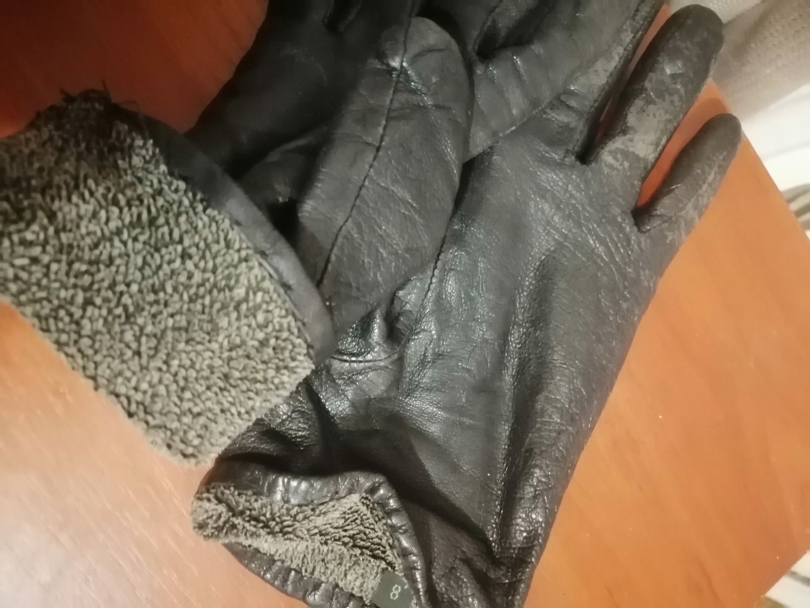 2 пары чёрных кожаных перчаток.