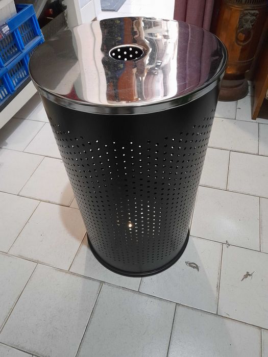 Cesto em metal aço inox de roupa suja cor preta e tampo cromado usado