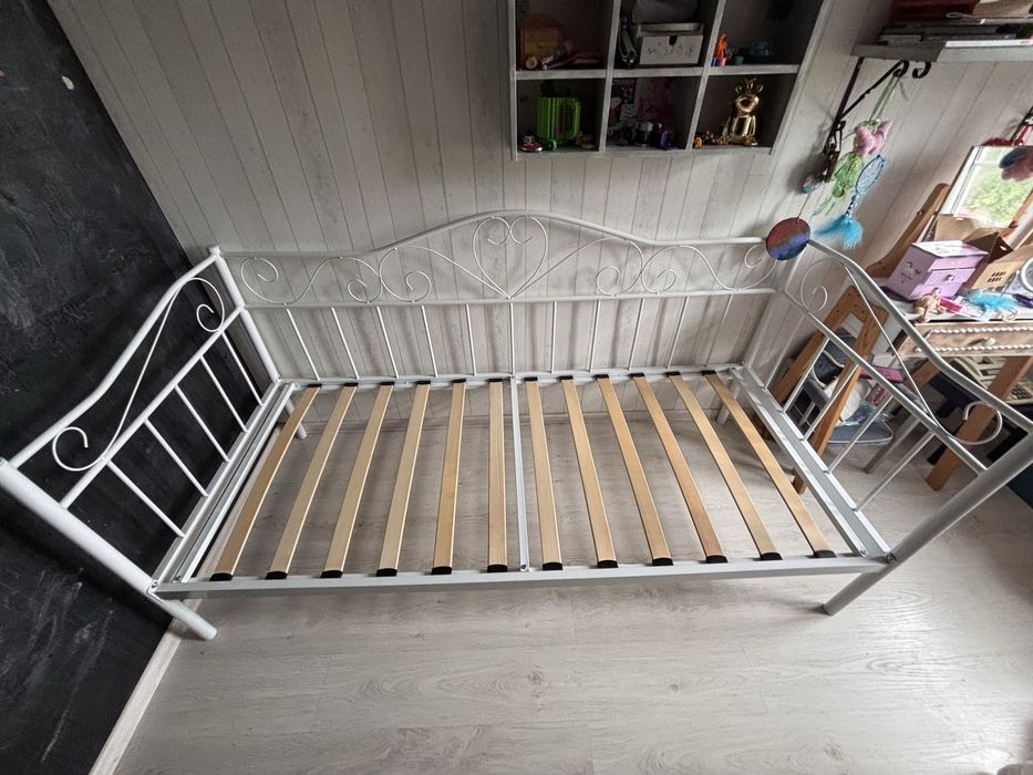 Lóżko metalowe z bialą ramą
