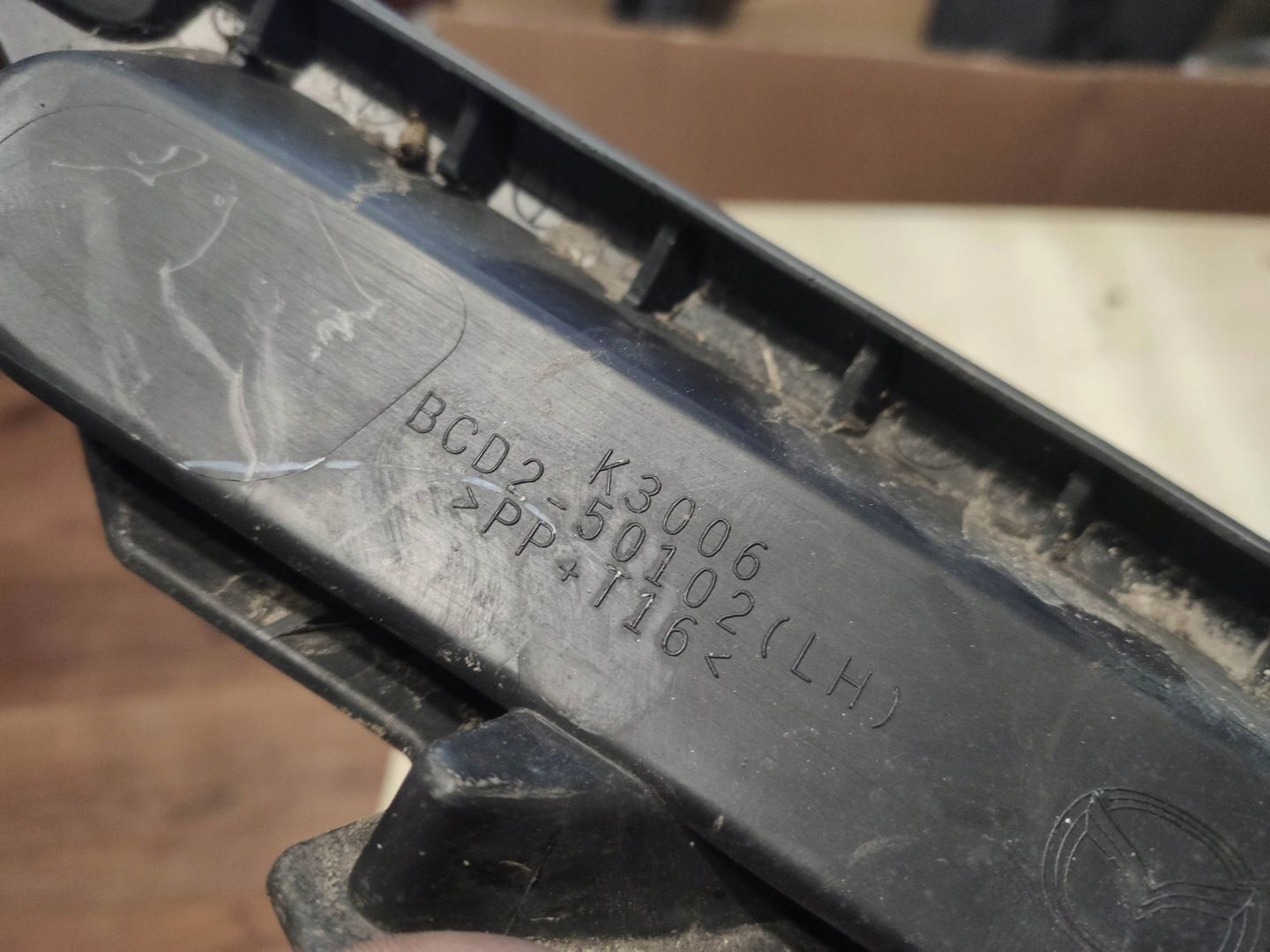 KRATKA ZDERZAKA ZAŚLEPKA LEWA LEWY PRZÓD MAZDA 3 BL 09-11 BCD2-50102