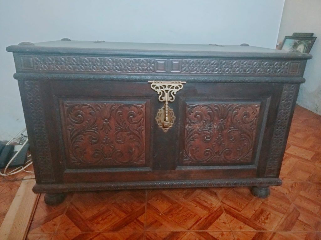 Arca de madeira trabalhada