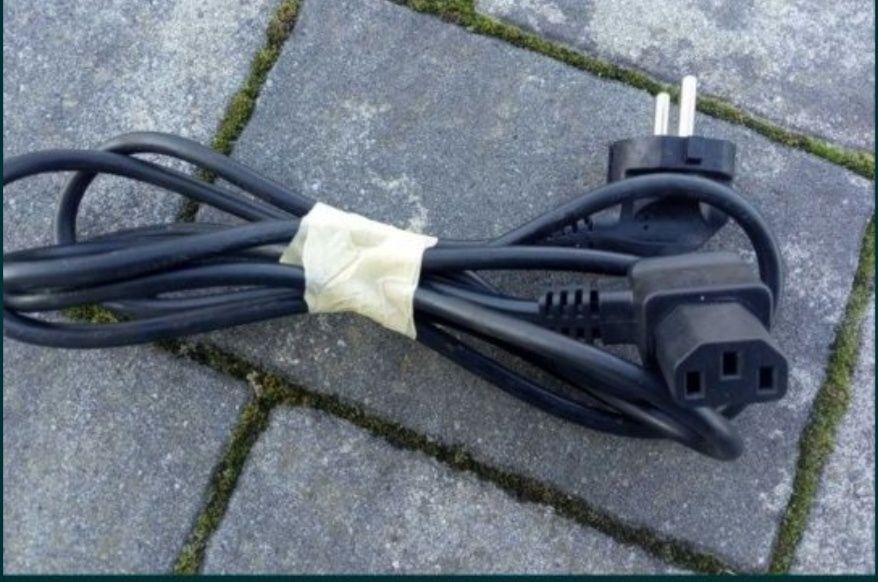 kabel zasilający komputer