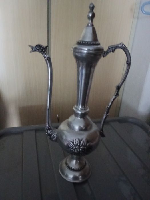 Lindíssimo bule imitação estanho