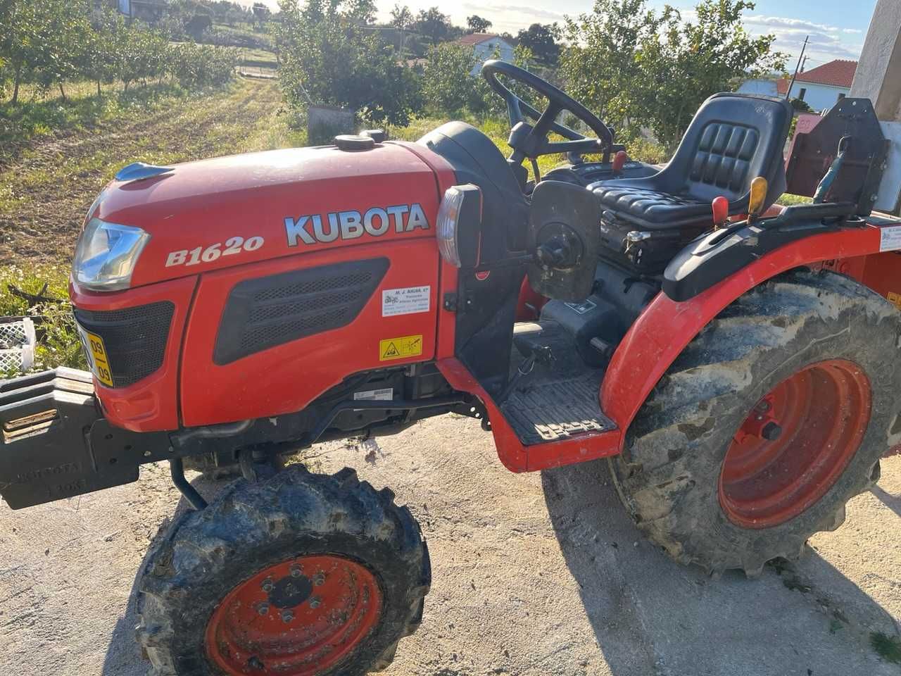 Tractor Kubota B1620 com alfaias