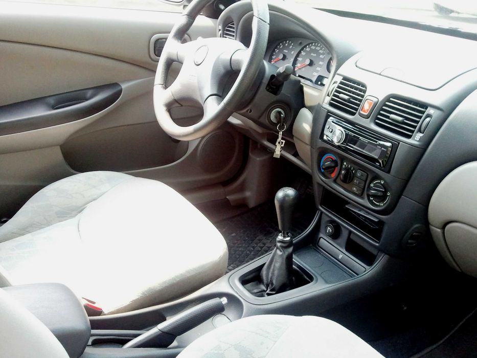 Nissan Almera 1,5  mały przebieg 2000 r.