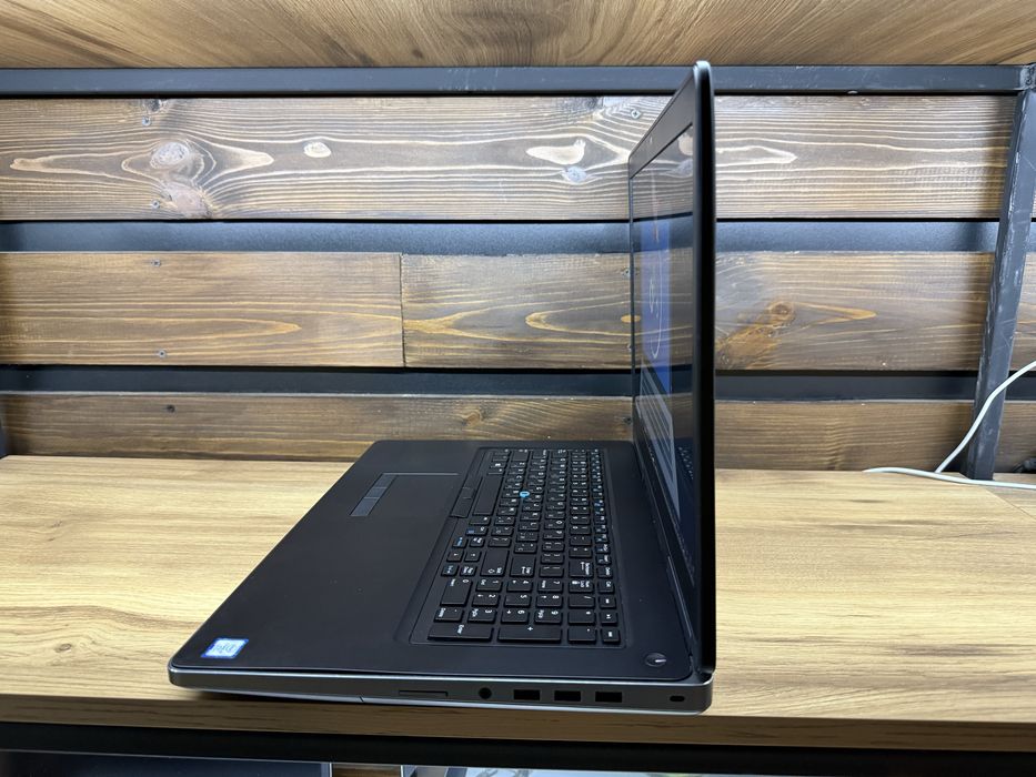 Dell Precision 7720 P5000 16GB 17,3"IPS i7-7820HQ/32GB/256Gb+750/0%