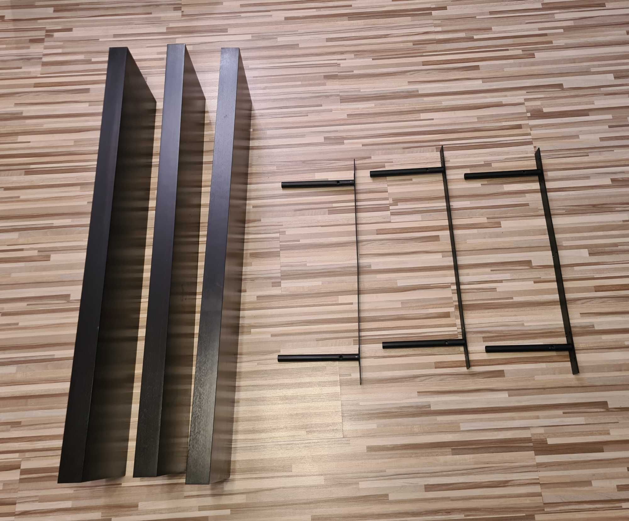 Trzy czarne półki Ikea Lack o wymiarach 110cm x 26cm x 5cm