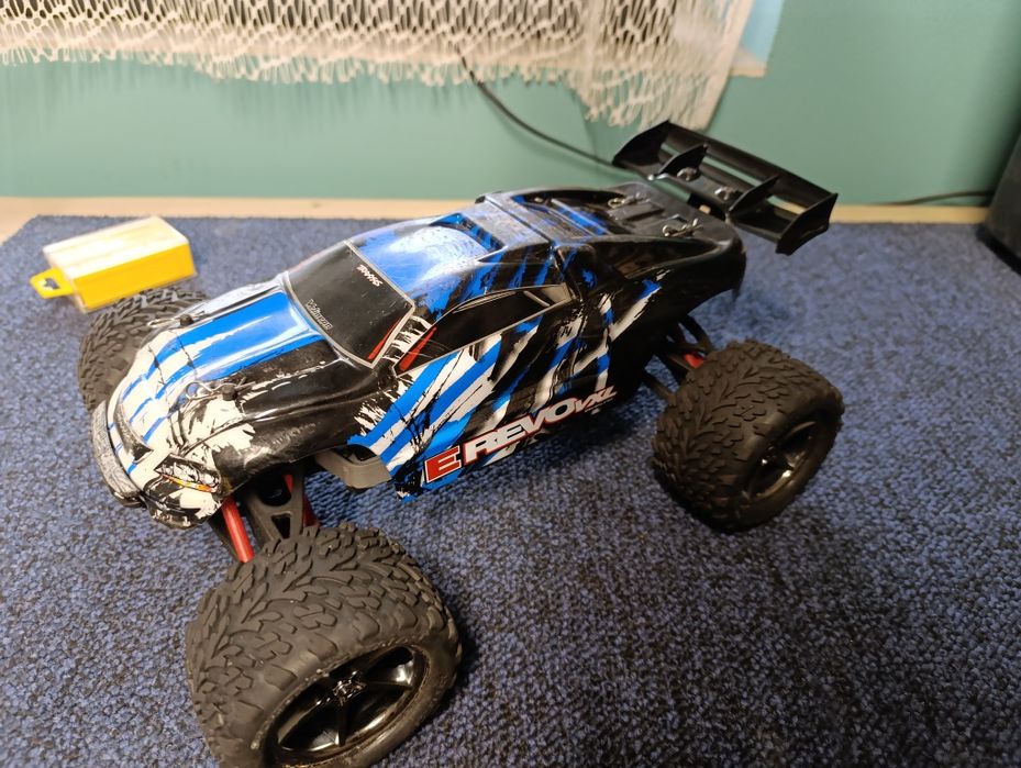 Traxxas e revo vxl auto RC 1/16 zdalnie sterowane nie

arrma losi