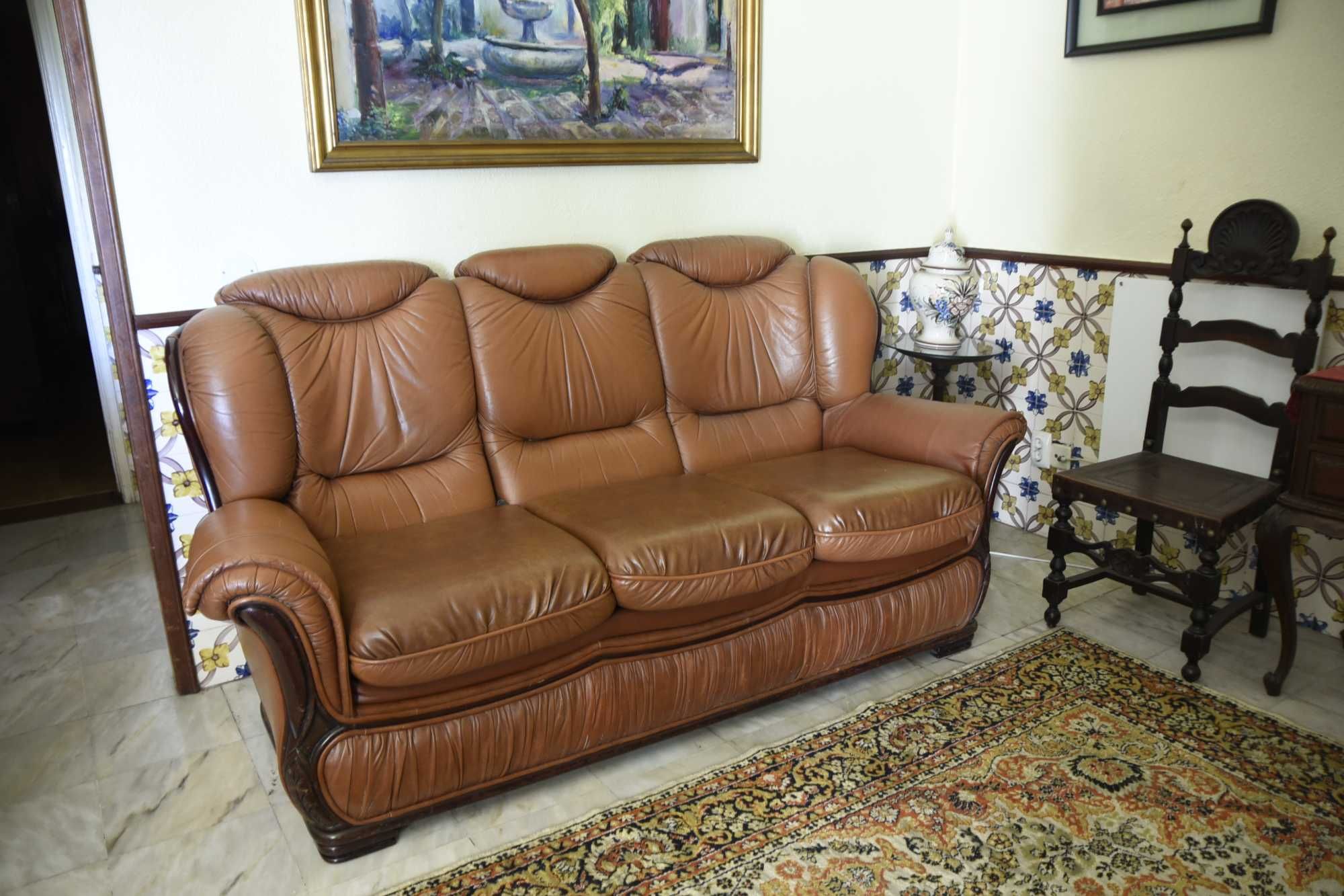 Sofa em pele castanha