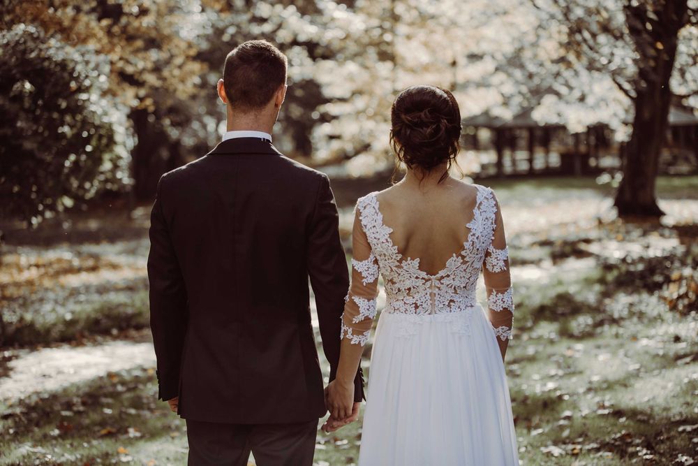 Suknia ślubna Almeria kolekcja 2019 z rękawkiem BIEL