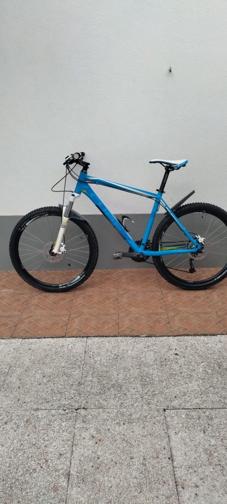 Bicicleta BTT CUBE