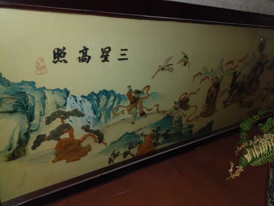 Escultura chinesa pintada a mão e em pedra.