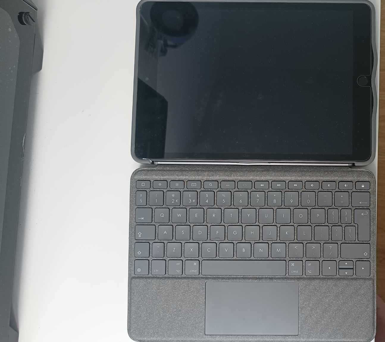 Etui z odłączaną klawiaturą touchpad do iPada (7/8/9 gen) combo touch