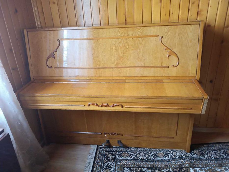 Продається фортепіано "Україна" та стілець до нього,який обертається.