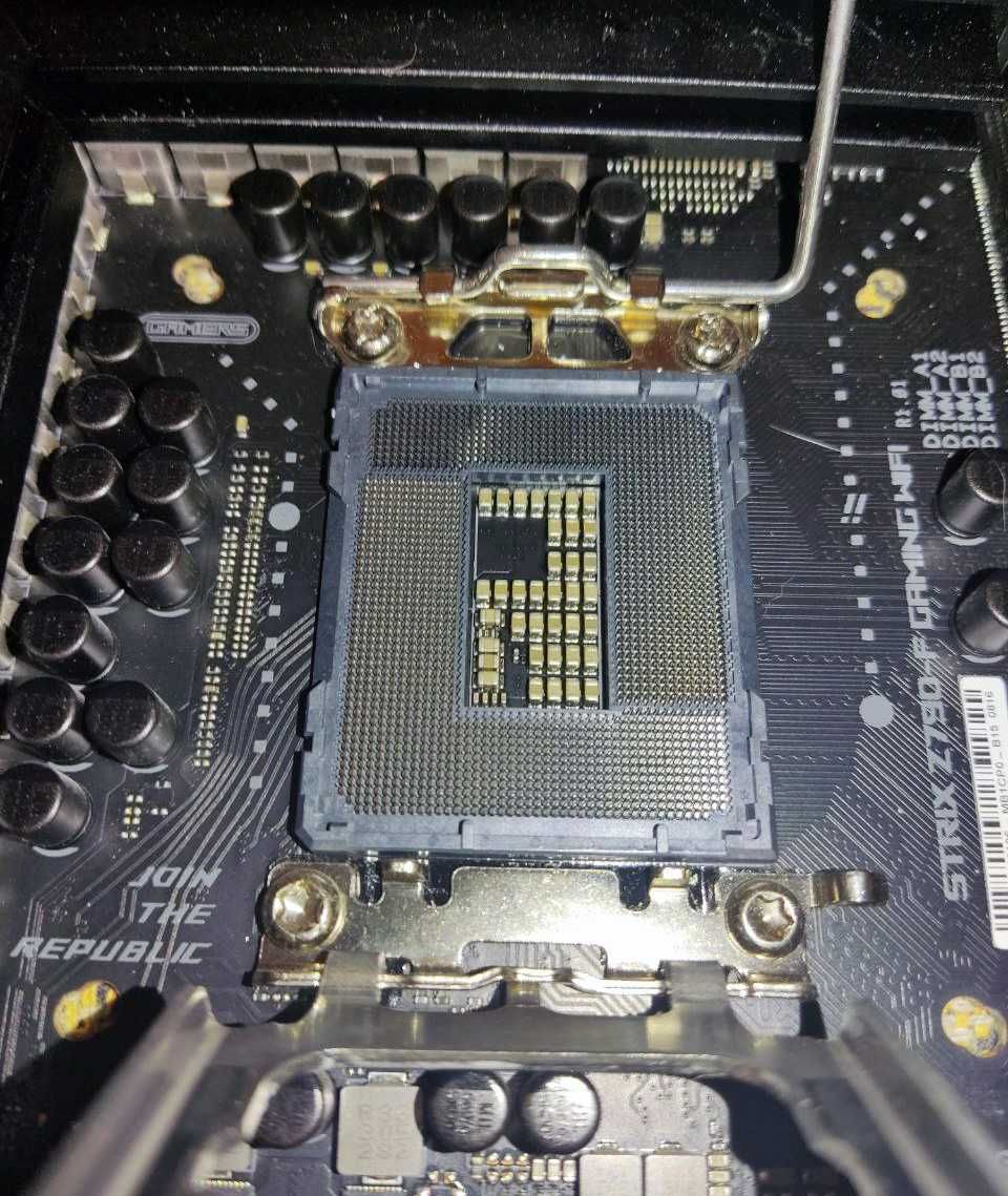 Игровая материнская плата Asus ROG Strix Z790-F Gaming WiFi