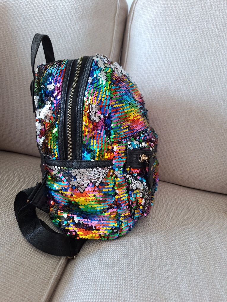 Mochila com lantejoulas colorida. Usada como nova