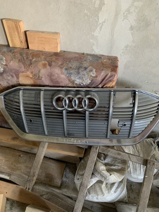 Решітка Audi E-tron 4KE853651