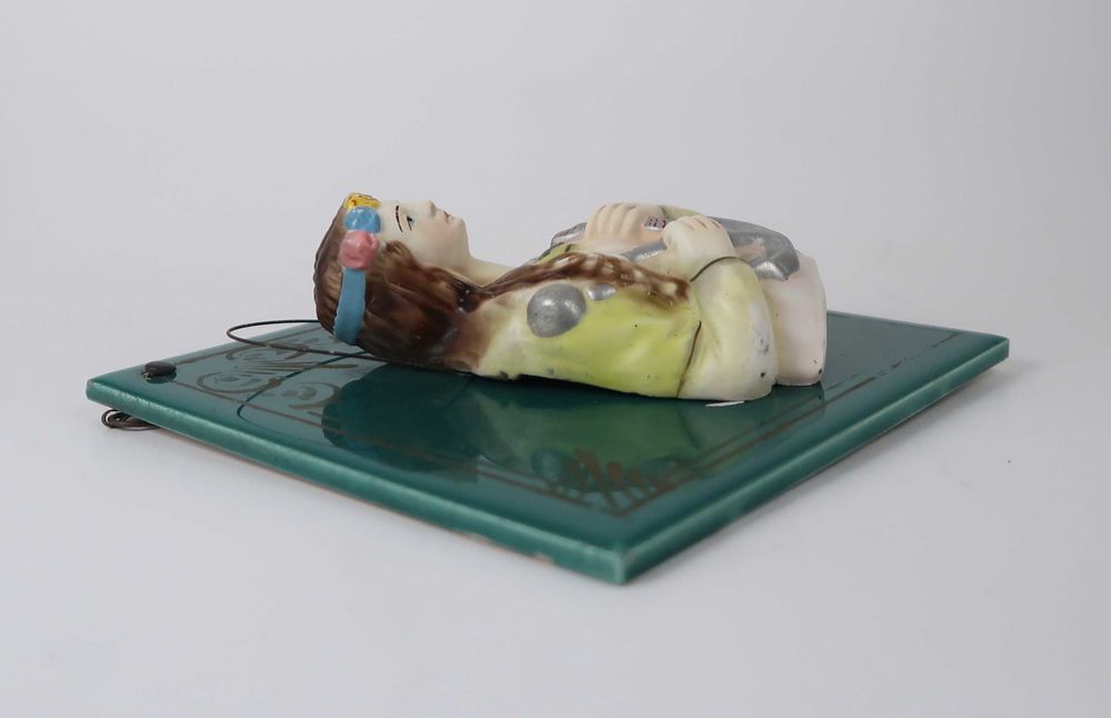 Azulejo antigo com figura em faiança