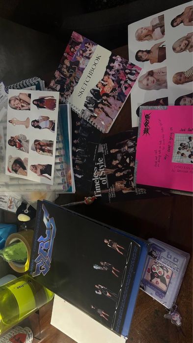 K-pop мерч , колекція карток, наліпок і блокнот