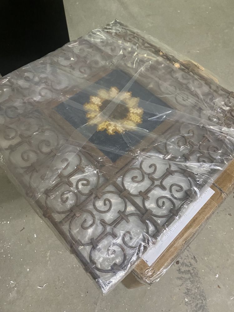Moldura em ferro forjado e arraiolos