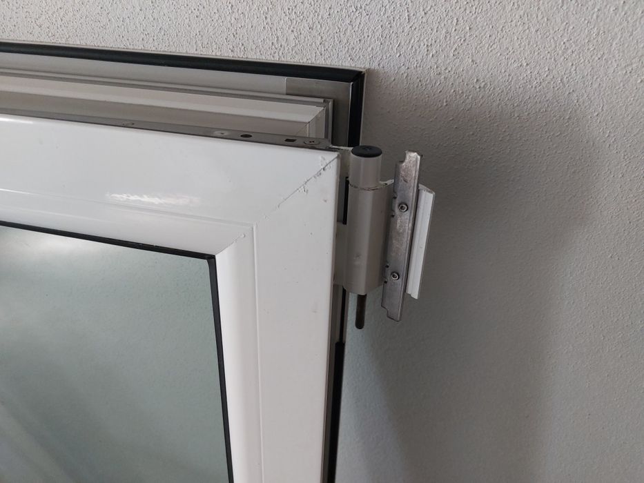 Janelas alumínio oscilobatente e vidro duplo