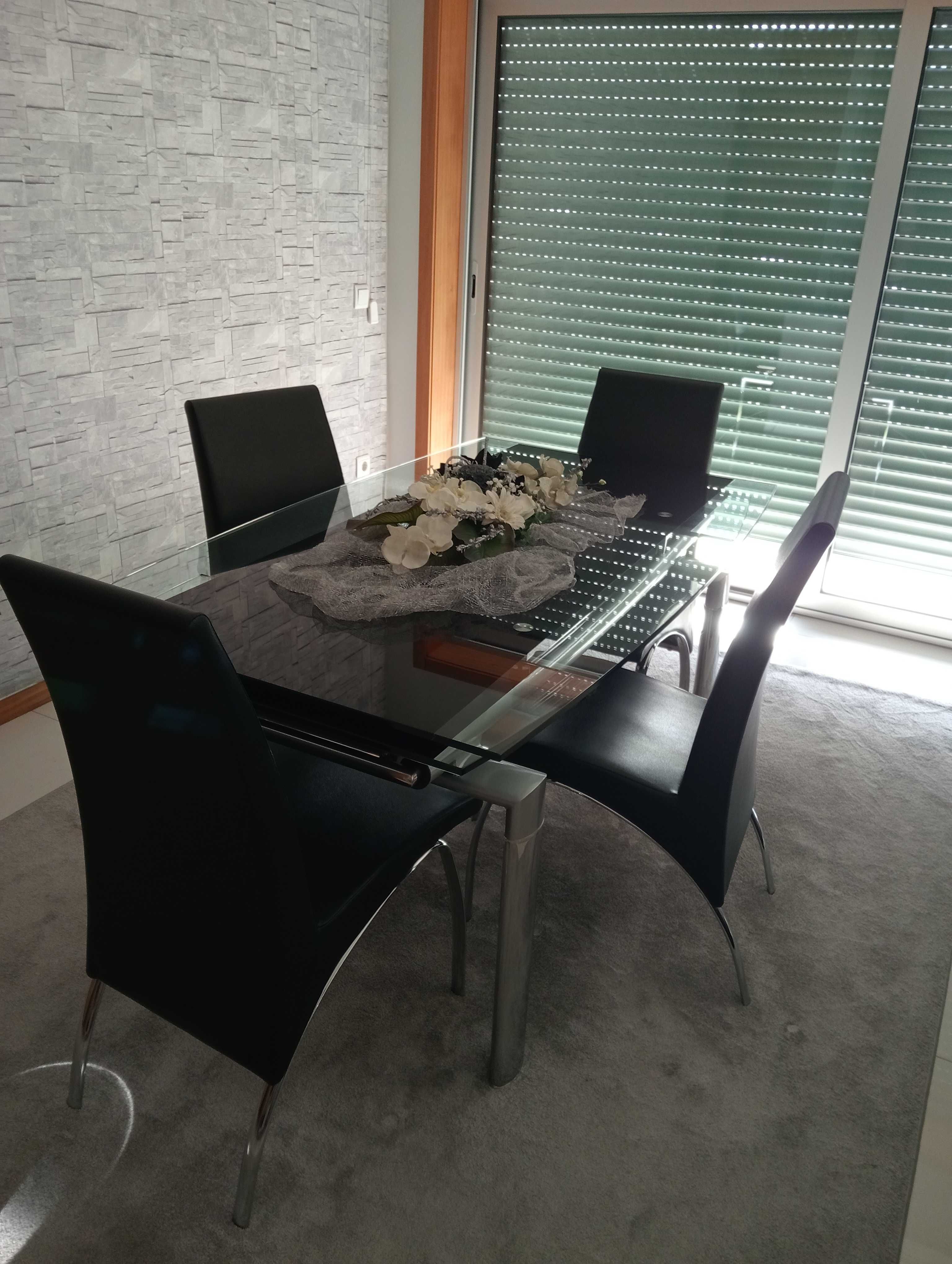 Mesa extensível com 4 cadeiras