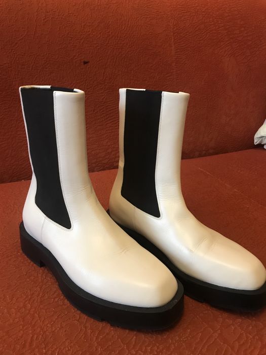 Продам ботинки женские.