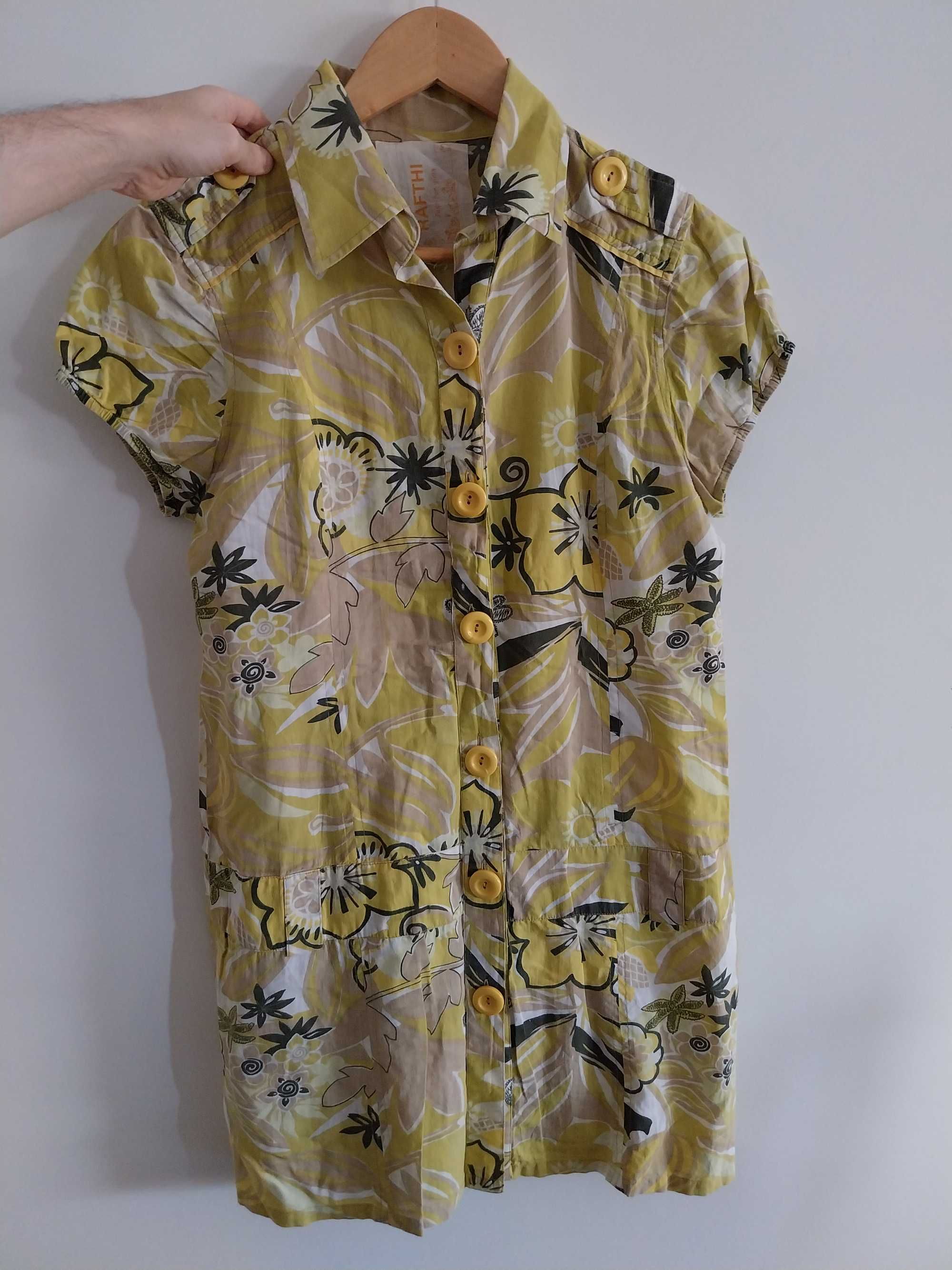 Vestido de verão em tons amarelo, fresco e casual