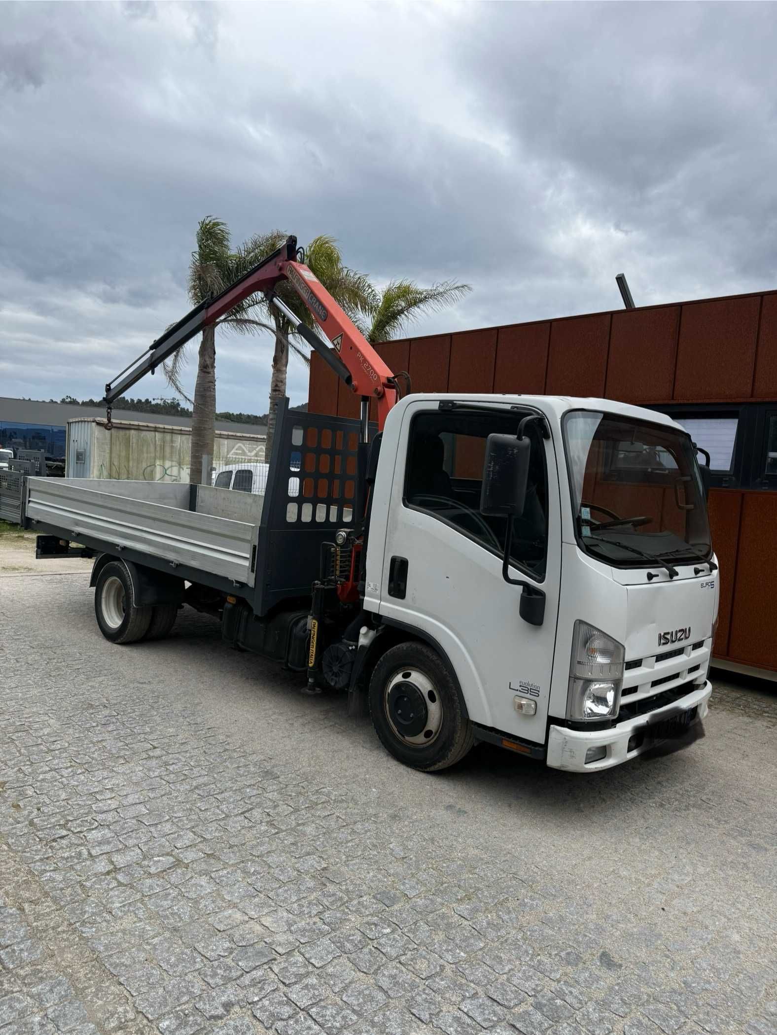Carrinha Isuzu com grua Palfinger PK2700