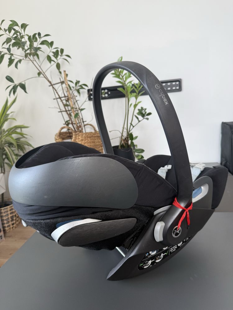 Cybex Cloud G i-Size - rozkładany fotelik samochodowy.