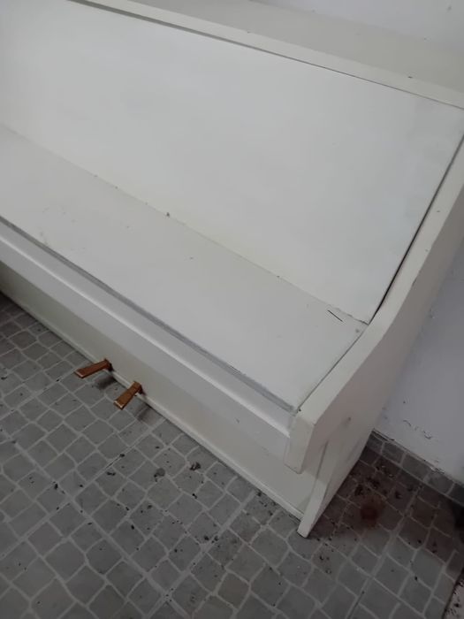 Piano branco robusto. - Vender Rápido