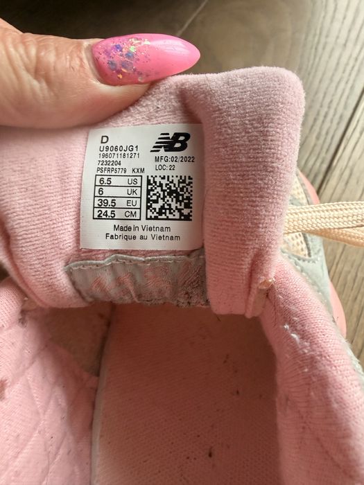 New Balance 574 – stylowe sneakersy w odcieniach różu i beżu