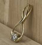 Złoty wisiorek z diamentem 0.12 ct.