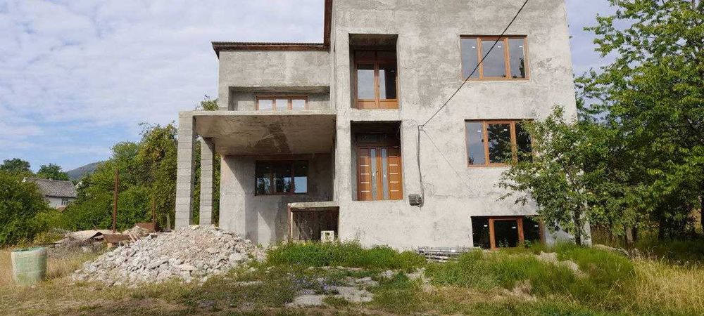 Будинок на продаж у мальовничому селі Велятино.