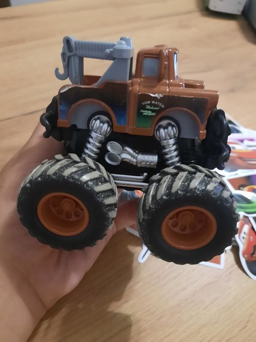 Auto złomek plus dużo naklejek z zygzaka McQueena