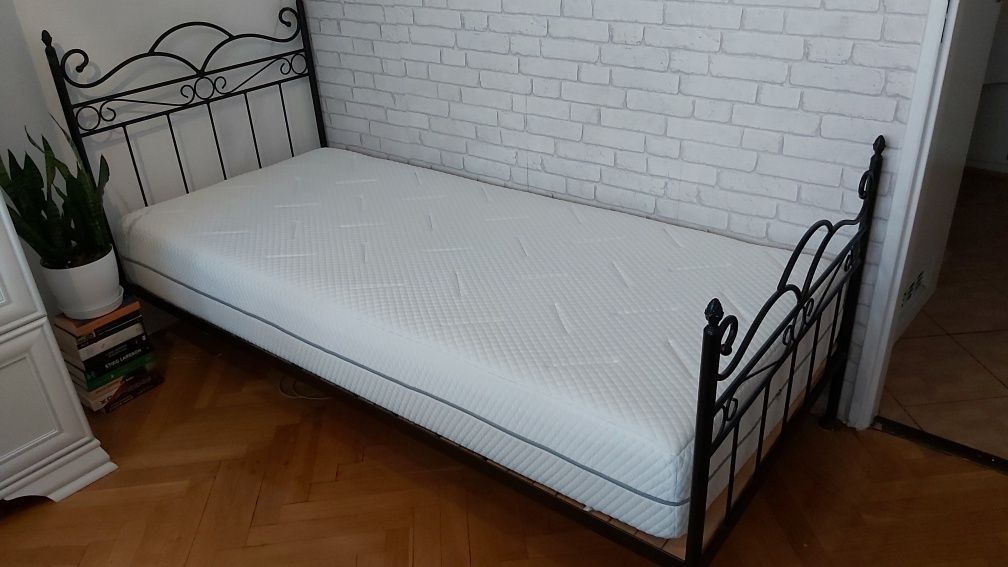 Czarne metalowe łóżko 90x200