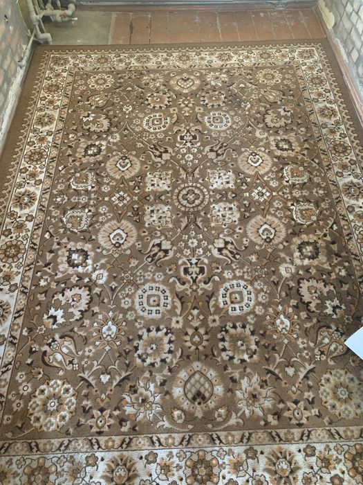 Палас у вітальню в хорошому стані