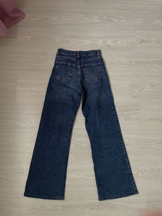 сині джинси прямого крою