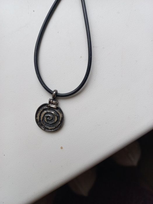 Каучуковый шнурок с кулоном