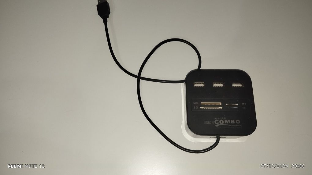 Combinação USB e leitor de cartão 2.0. Três portas USB, SD, MS, M2, sl