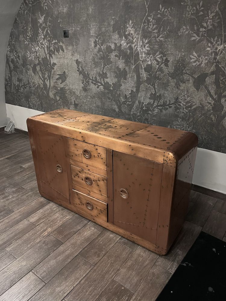 Designerska komoda w stylu industrialnym – miedź, drewno, kółka