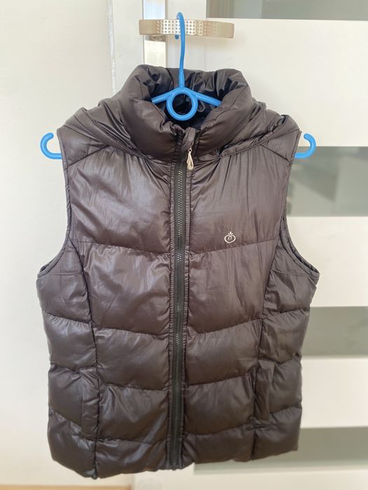 Czarny bezrękawnik damski – pikowany