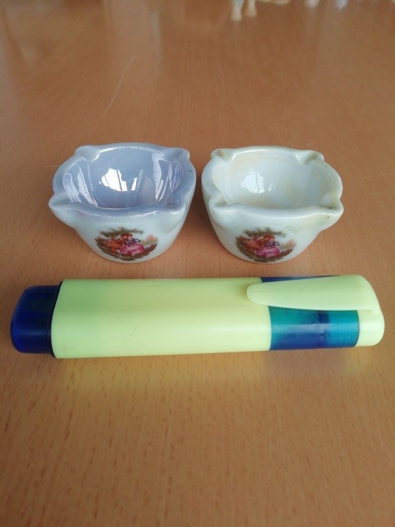 Conjunto de pequenas peças em porcelana.