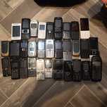 Zestaw starych telefonów komórkowych