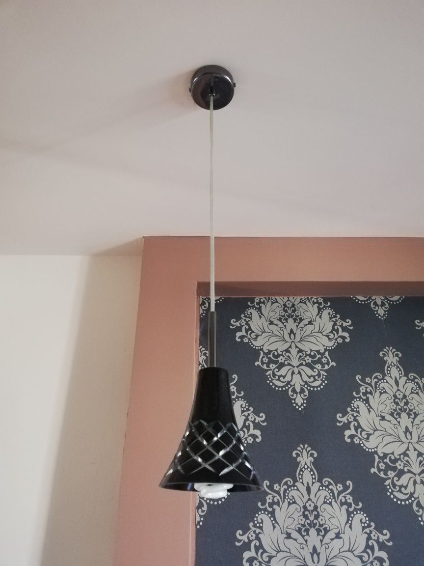 Lampy wiszące ze szklanymi kloszami