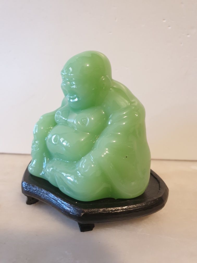 Antigo Buda em vidro opalino cor jade