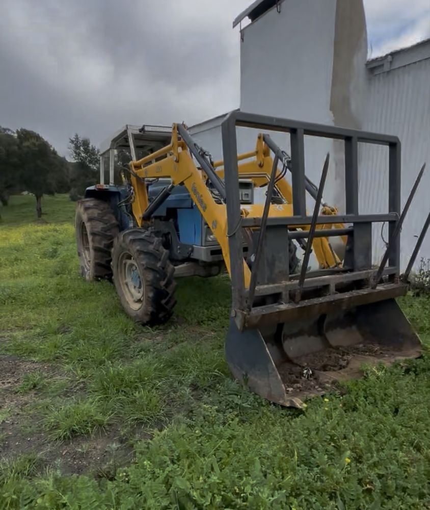 Vendo tractor com carregador e acessorios