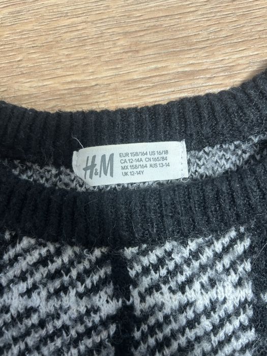 Светр у клітку,жіночій,на 12-14 років на зріст (158-164)