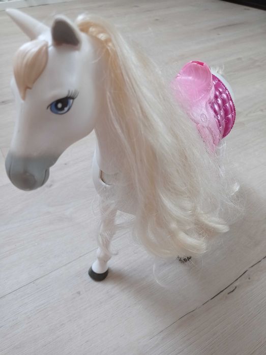 Koń interaktywny Barbie chodzi