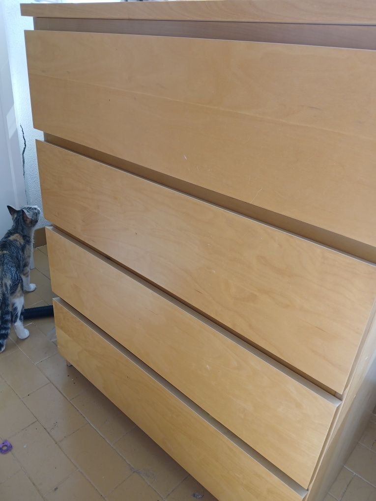 Cómoda com 4 gavetas
